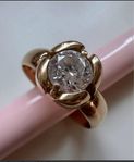 Ring 18k guld kattfot vit sten 7,5 gr strl 19 3/4 fint skick