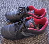 Fotbollsskor storlek 30