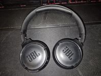 JBL 570BT bluetooth hörlurar. Sparsamt använda.
