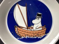 Arabia Mumin Tallrik Muminpappan mörkblå. Etikett