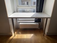 White IKEA desk / skrivbord