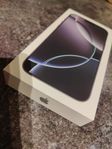 iPhone 16 Pro Max 256 GB Vit titan.