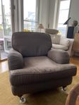 brun soffa i howardstil
