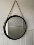 Rund spegel med metallram i svart 50 cm i diam