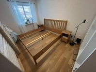 sängram / sänggavel , sängbord / nattygsbord , bordslampa