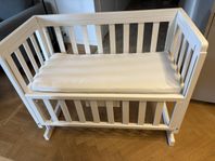 Troll bedside crib
