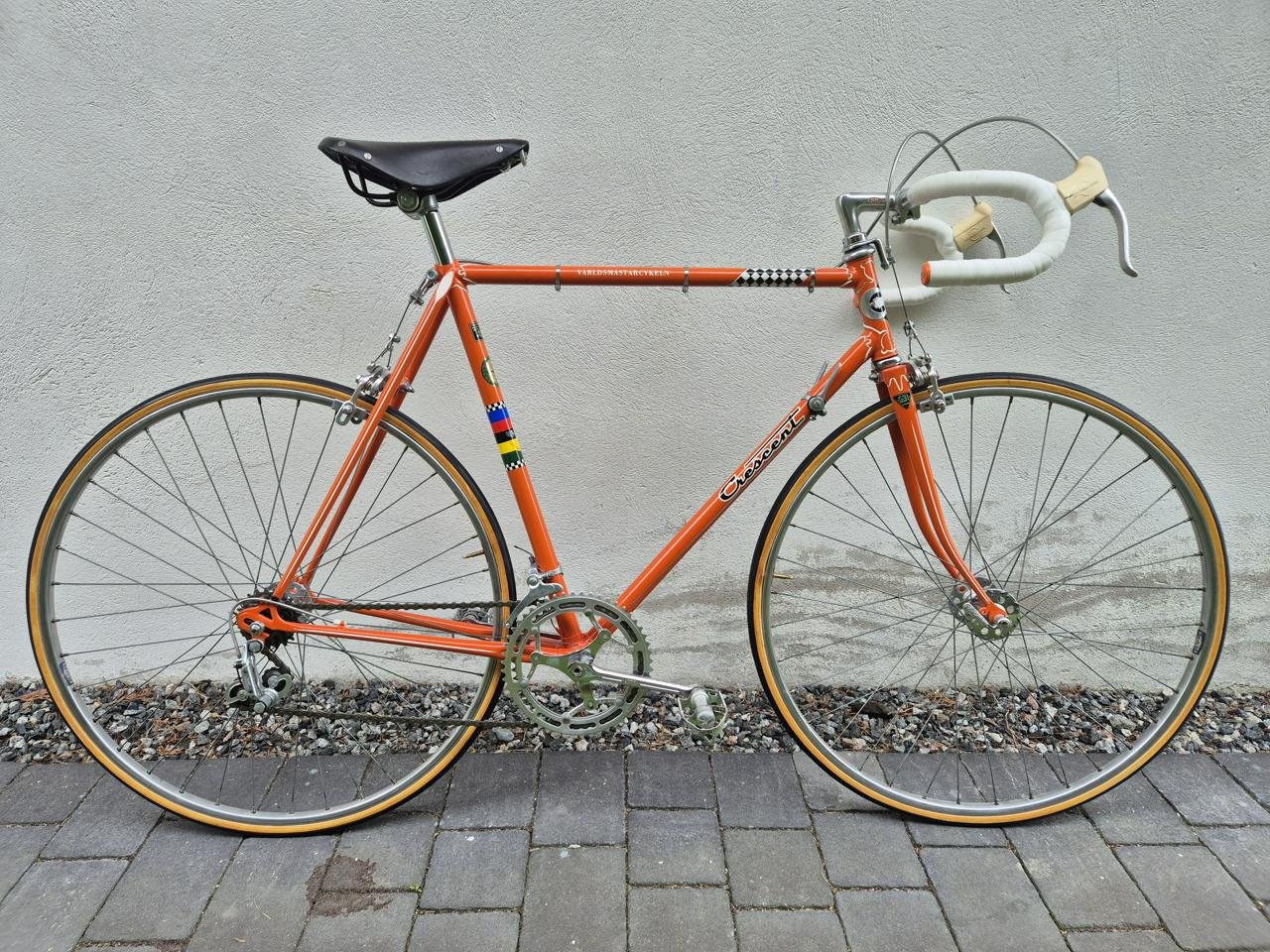Crescent racer