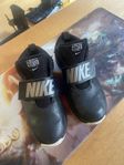 Nike Team Hustle D8 – Strl 36,5