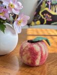 Tovat rött äpple, ull, prydnad