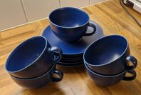 Retro blå Arabia kaffekoppar med fat.