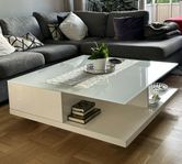 Stilren soffbord i vitt med glasyta