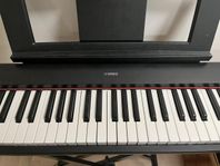 Yamaha keyboard med ställ och pedal