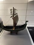 Exklusiv vikingaskeppsmodell i mässing – inredningsdetalj