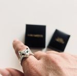 MARIA NILSDOTTER FELINE RING SILVER OCH SPINELLER