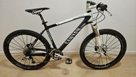 Full Carbon Mountainbike nyservad