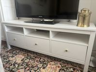 Hemnes tv bänk och två vitrinskåp.