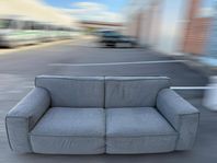 2-sits soffa – Grå tyg, som ny! - Tvättad & Fräsch