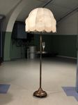 Golvlampa i koppar.