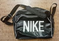 Nike väska med axelrem och tre fack