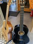 2 st akustiska gitarrer med golvstativ