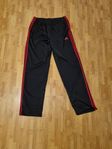 Adidas svarta träningsbyxor, storlek LT
