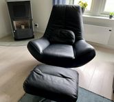 Skinnfåtölj med fotpall