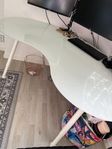 skrivbord med glasskiva 