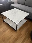soffbord med 2 glasskivor i marmor look