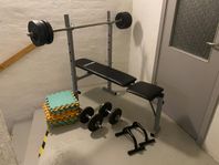 Bänkpress med vikter och hantlar