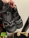 Sandaler med kedjor & berlocker