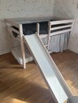 våningssäng med koja och rutschkana