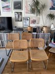 Fyra retro Bauhaus stolar i rotting. 