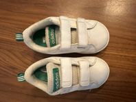 Skor från Adidas, modell advantage Lifestyle stl 21 säljes