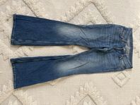 Jeans från Weekday i modell Nova
