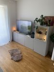 tv bord + vitrinskåp
