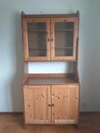 IKEA "Leksvik" skåp med ovandel i vitrin.