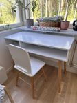 Skrivbord och stol till barnrum