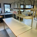 Rejält Arbetsbord med hylla, 2m Höj Sänkbart packbord