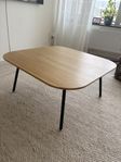 Vackert design soffbord i ek 