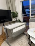 Oanvänd bedside crib