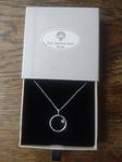 Silverhalsband med liten diamant