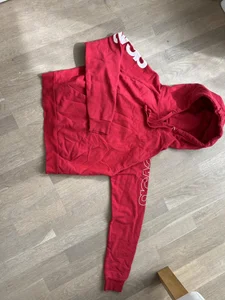 röd Svea hoodie