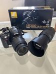 Nikon D5300 kamera och zoomobjektiv.