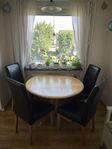 Köksbord + 4 stolar – redo för nya hemmet!