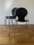kökstolar, soffbord i plåt, sidobord i ek (50-tal)