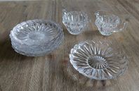 Assietter, sockerskål, gräddkanna glas