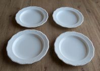 4 äldre vita assietter opalglas