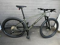 Ny uppgraderad army/olivgrön Trek Marlin 29” mountainbike