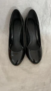 Svarta pumps med kilklack – strl 35