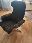 Fårskinnsfotölj